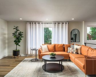 Luxury Retreat - Mountain View Deck and Game Room - Centennial - Living room