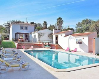 Villa Flora - เซซิมบรา - สระว่ายน้ำ