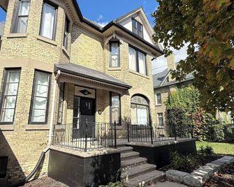 Historic Victorian Apartment - Strathroy - Building
