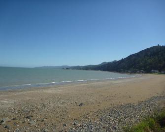 Pohutukawa Coast Bnb - Thames - Beach