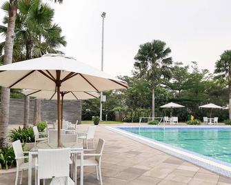 Comfy Studio Apartment At Aeropolis Residence - Tangerang City - Pool