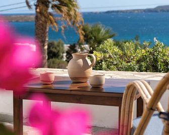 A boutique seaside apartment at Kolimbithres with a captivating patio sea view. - Naousa - Balcony