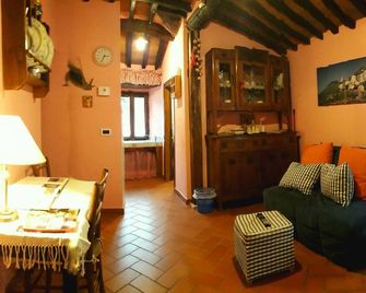 B&b La Margine E Spa - Bagni di Lucca - Obývací pokoj