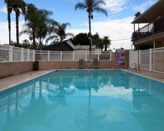 Raincross Hotel Riverside - Riverside - Pool