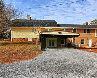Lincolnton Farm Lodge | 2 Beds & Fire Pit with Huge Backyard! - Lincolnton - Gebouw
