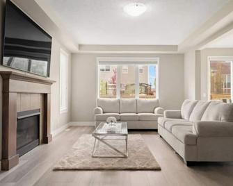 A beautiful home in Airdrie - Airdrie - Living room