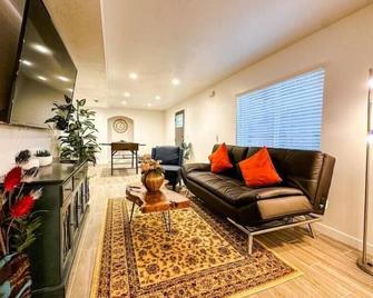 Large Home Near Slc Airport And Downtown - West Valley City - Living room