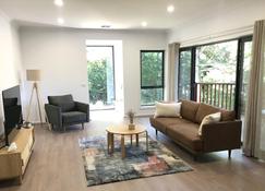 300 Mtrs To Town Centre - Modern 3 bedroom Home - Daylesford - Living room