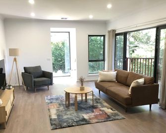 300 Mtrs To Town Centre - Modern 3 bedroom Home - Daylesford - Living room