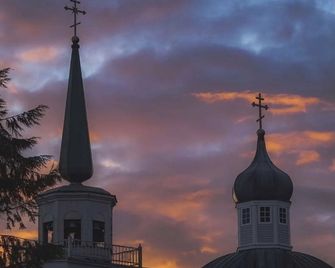 Downtown Apt.12 w/ Russian Church & Mountain Views - Sitka - Budova