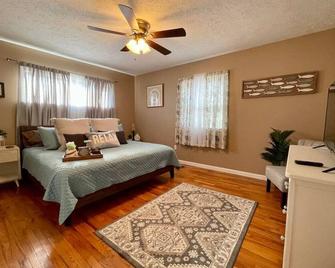 Easy Checkout, Safe, Comfy 3 Bd W/King Pets Ok - Rockwood - Bedroom