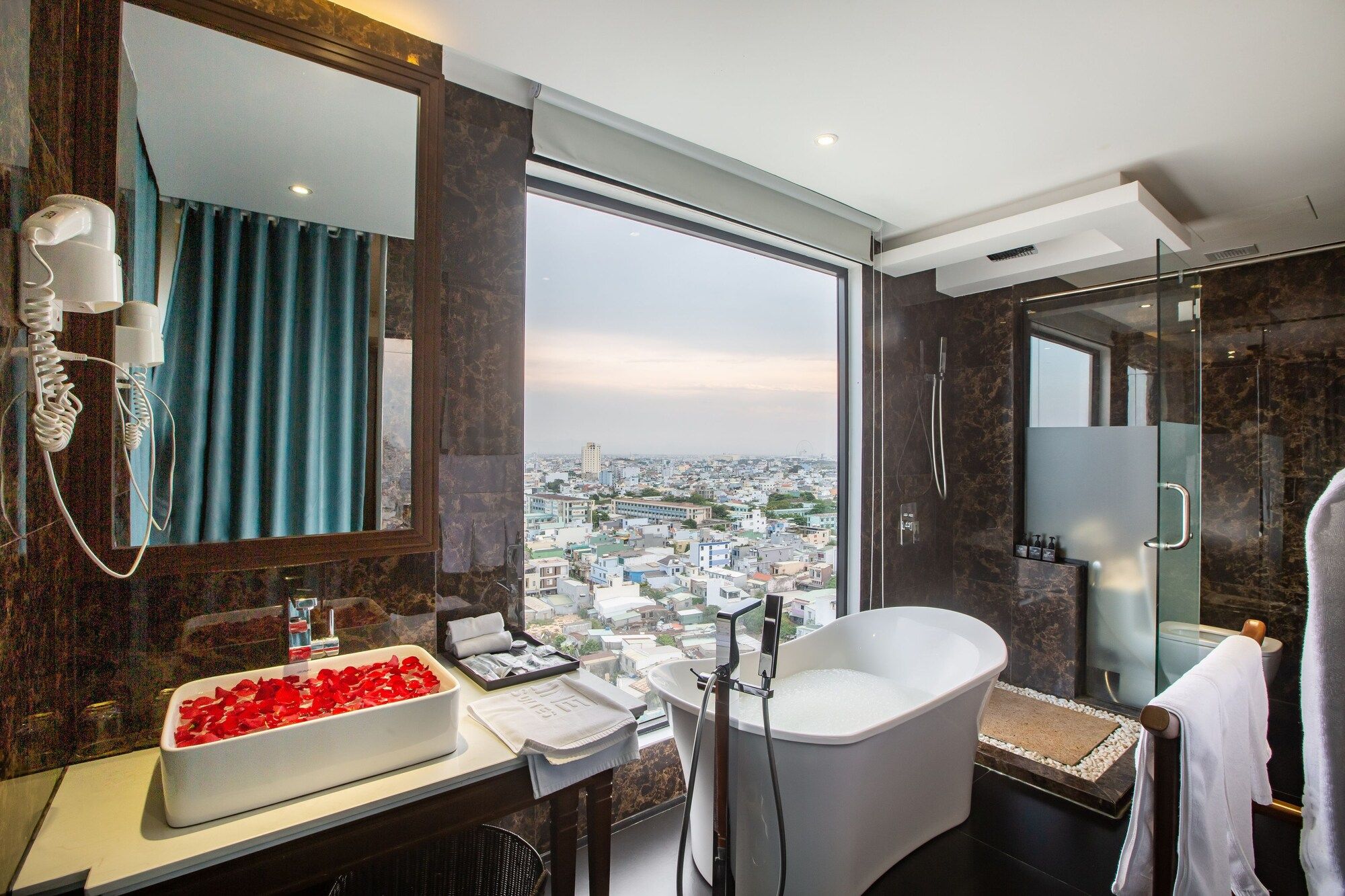 Adaline Hotel & Suite - דה נאנג - חדר רחצה