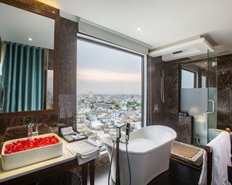 Adaline Hotel & Suite - דה נאנג - חדר רחצה