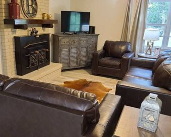 Farm House Stay With Soaking Tub And Hot - Hammond - Sala de estar