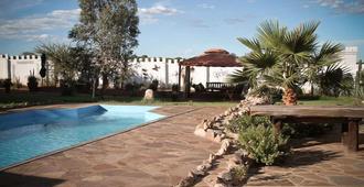 Sweet Thorn Retreat Airport Lodge - Voigtland - Piscina