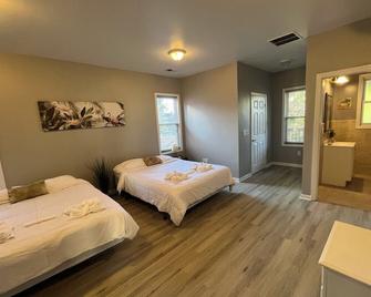 Spacious 4 bedroom apartment with AC WiFi Minutes to NYC - North Bergen - Bedroom