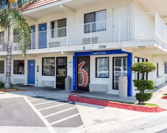 Motel 6 Bakersfield, Ca - Convention Center - Bakersfield - Building