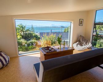Tapu Bay Treasure - Kaiteriteri Holiday Home - كايتريتري - غرفة معيشة
