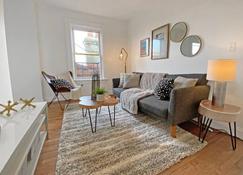 Explore Downtown and Mount Adams with River Views - Cincinnati - Living room
