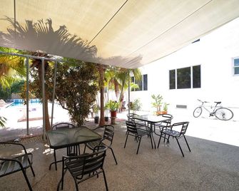 Tropics Hotel - Miami Beach - Patio