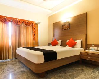 Capital O 47232 Sri Balaji Hotels - Tiruchengode - Bedroom
