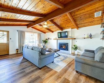 Dog-Friendly Oakhurst Home Walk to Downtown! - Oakhurst - Living room