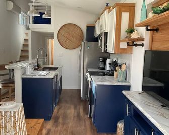 Modern Beach Retreat - 1 Bed / Loft - Mount Vernon - Cocina