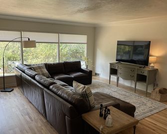 Cozy Home Across From Holt Arena And Isu Campus! - Pocatello - Living room