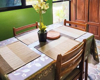 MJs Garden Hotel Moalboal powered by Cocotel - Moalboal - Comedor