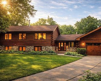 Luxe Spa Cabin: Hot Tub + Sauna + Fire - Pewaukee - Gebäude