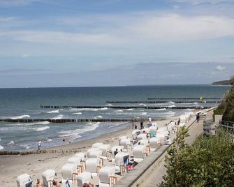 Moderne, Helle und Komfortable Wohnung mit Terrasse und Garten, Welcher Eingezäunt ist - Nienhagen - Пляж