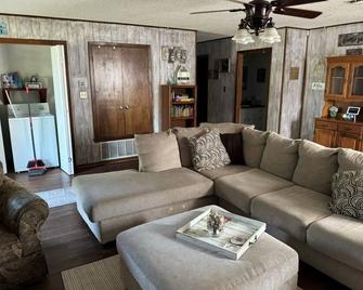 Cozy Cabin at Possum Kingdom Lake. Close to Rocker B Ranch & PK Ice House. - Graford