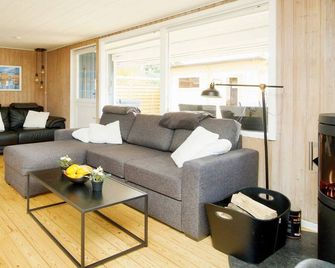 7 Person Holiday Home In Holbaek-By Trau - Holbæk - Living room