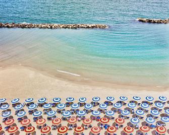Serena Majestic Hotel - Montesilvano - Strand
