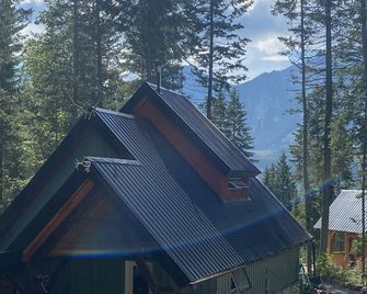 Hummingbird Haven Charming Cabin in the Mountains - Golden - Building