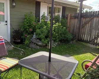 The Cottage is central but still a quiet delight. Lovely back yard! Perfect for2 - Kaslo - Patio