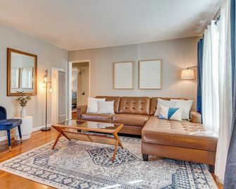 Centrally Located Burbank Duplex Near Hollywood! - Burbank - Living room