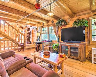 Chic Brandon Cabin with Pool, Hot Tub and Sauna! - Brandon - Sala de estar