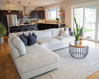 The View: Luxury Retreat with Stunning Views - Okanagan Falls - Living room