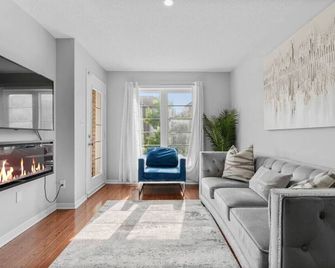 Contemporary 3BR Townhouse in Ajax: Cozy & Central - Ajax - Living room
