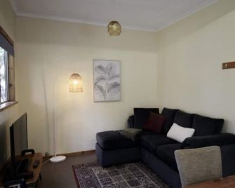 Riverscape Cottage No.8 - Riverscape - unit 8 with views over the Blackwood River - Augusta - Living room