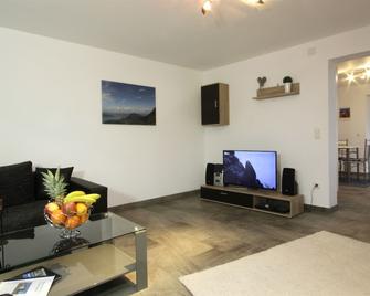 Spectacular mountain scenery, gorgeous lakes and world famous sights - Halblech - Living room