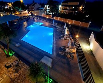 Sidari Vibes Aparthotel - 斯達林 - 游泳池