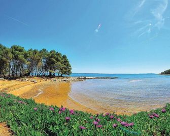 1 Bedroom Cozy Apartment In Vir - Vir - Strand