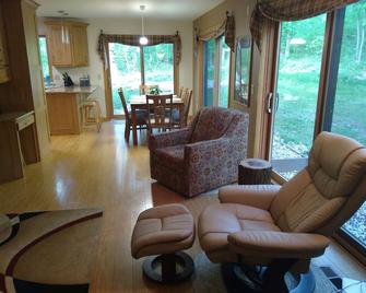 Forest Escape - Quiet and Private - Baraboo - Living room