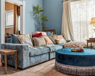 Hot tub, Fire Pit - Serene Victorian Home Steps From Restaurants and Shops - Denver - Living room