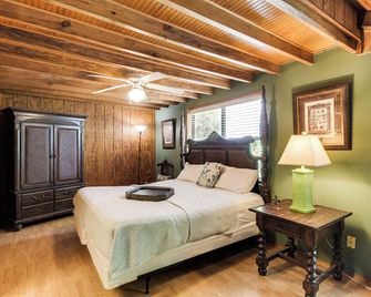 Riverfront Anglers Cabin in Fairhope with Deck! - Fairhope - Habitación