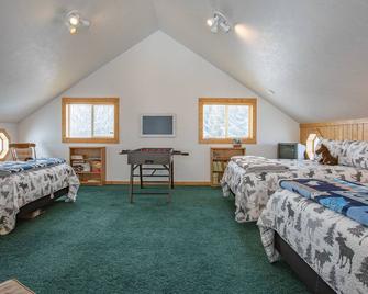 Chester Currents By Kabino Riverfront On Henrys Fork Air Conditioning Boat Launch Foosball Pool Table Huge Yard Garage Wifi - Saint Anthony - Bedroom
