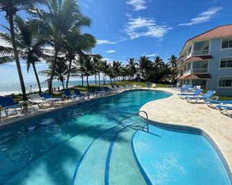Serene and Spacious Beachfront Condo with Pool. Amazing views. Gated security. - Cabarete - Piscina