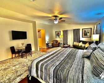 5br/3.5ba W/2 Master Suites/Pool - El Mirage - Habitación